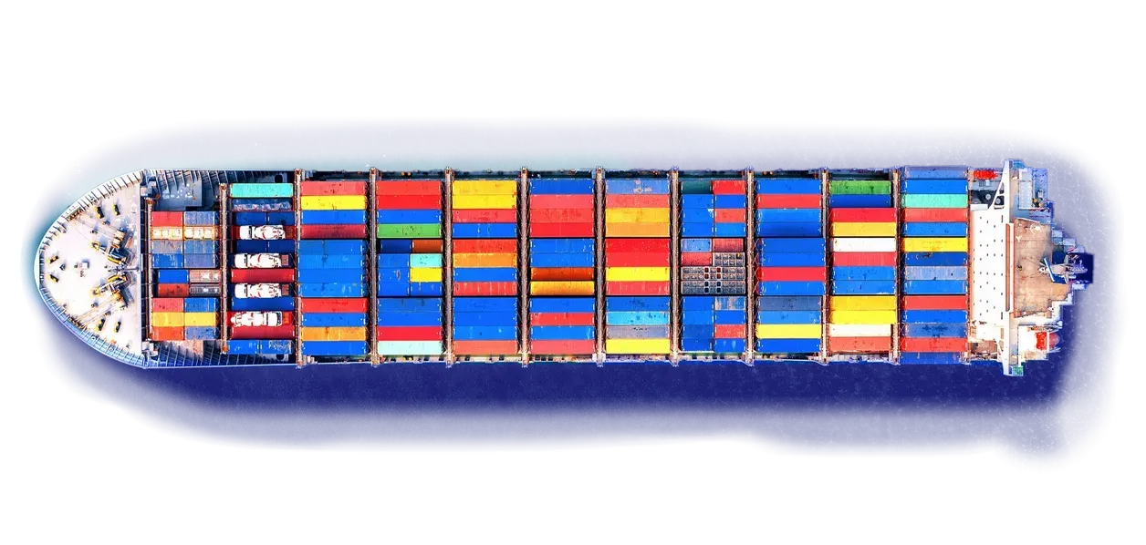 Navio de carga navegando no oceano ao por do sol.