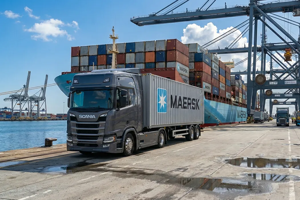 Avião de carga sendo carregado, simbolizando a exportação.